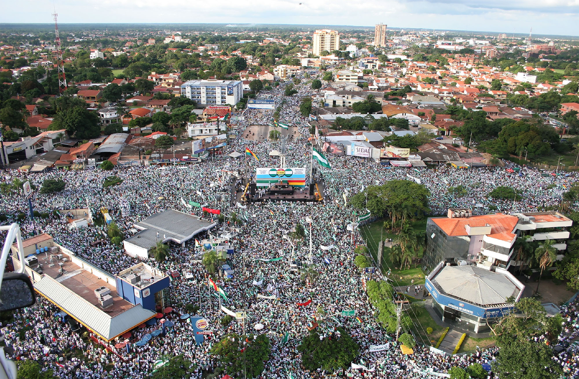 An aerial view of a huge crowd of people in plaza in Santa Cruz, Bolivia, as part of the 2006 “Cabildo del Millión” demonstration supporting autonomy for Santa Cruz within Bolivia. (Photo courtesy of the Comité Pro Santa Cruz.)