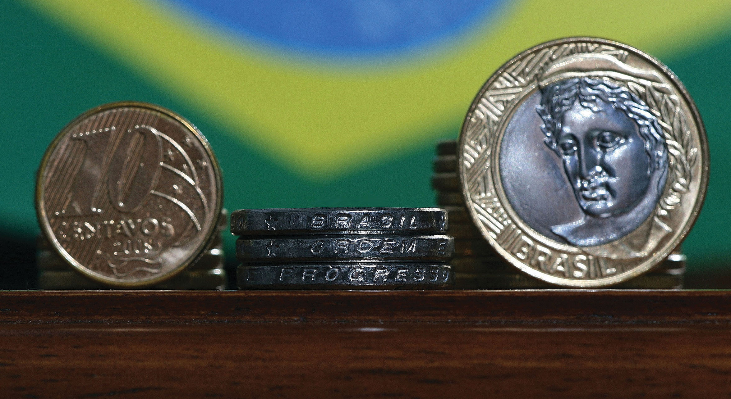 The edges of a stack of Brazilian coins spell out the national motto: Order and Progress. (Photo by Justo Ruiz.)
