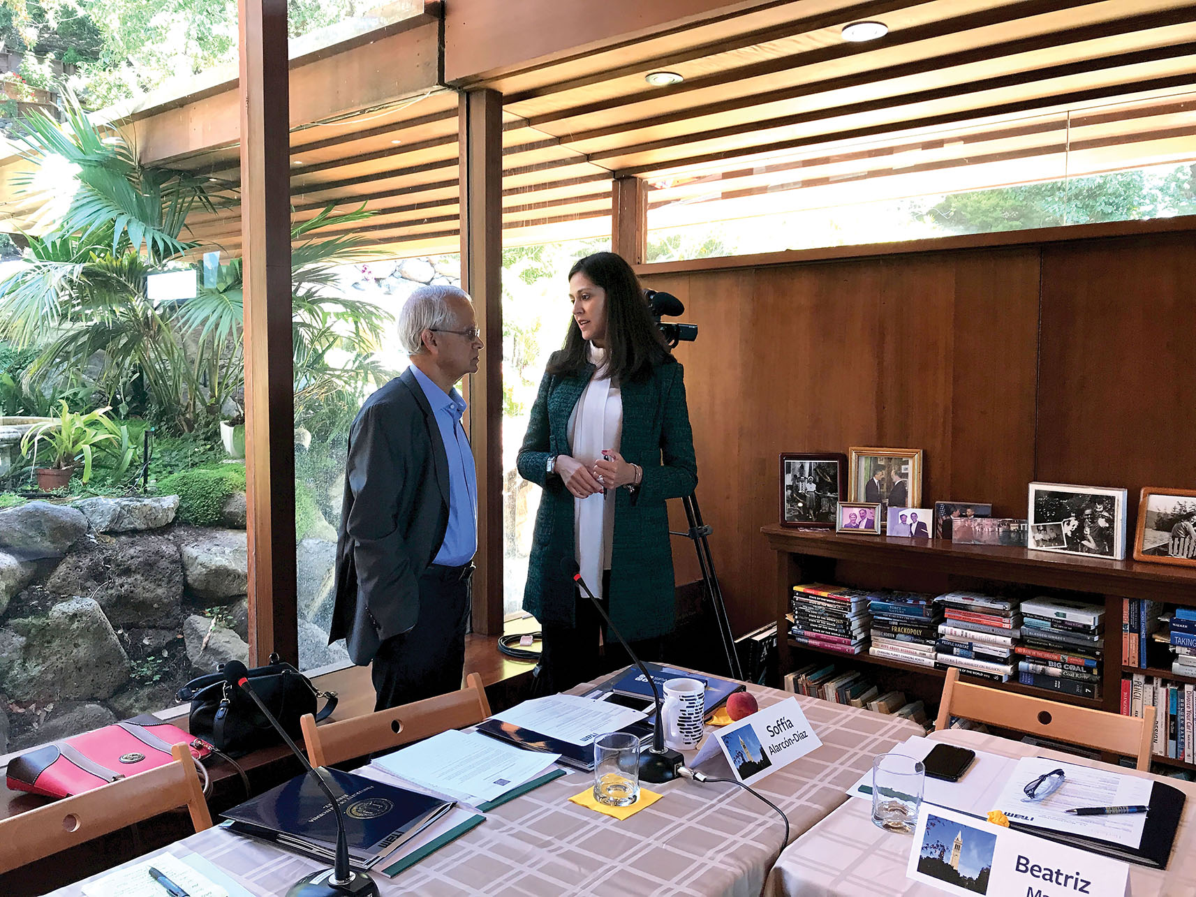A photo of Ram Ramanathan and Soffía Alarcón-Díaz confer before the start of the panel on climate change at the 2017 U.S.–Mexico Futures Forum. (Photo by Perla Nation.)