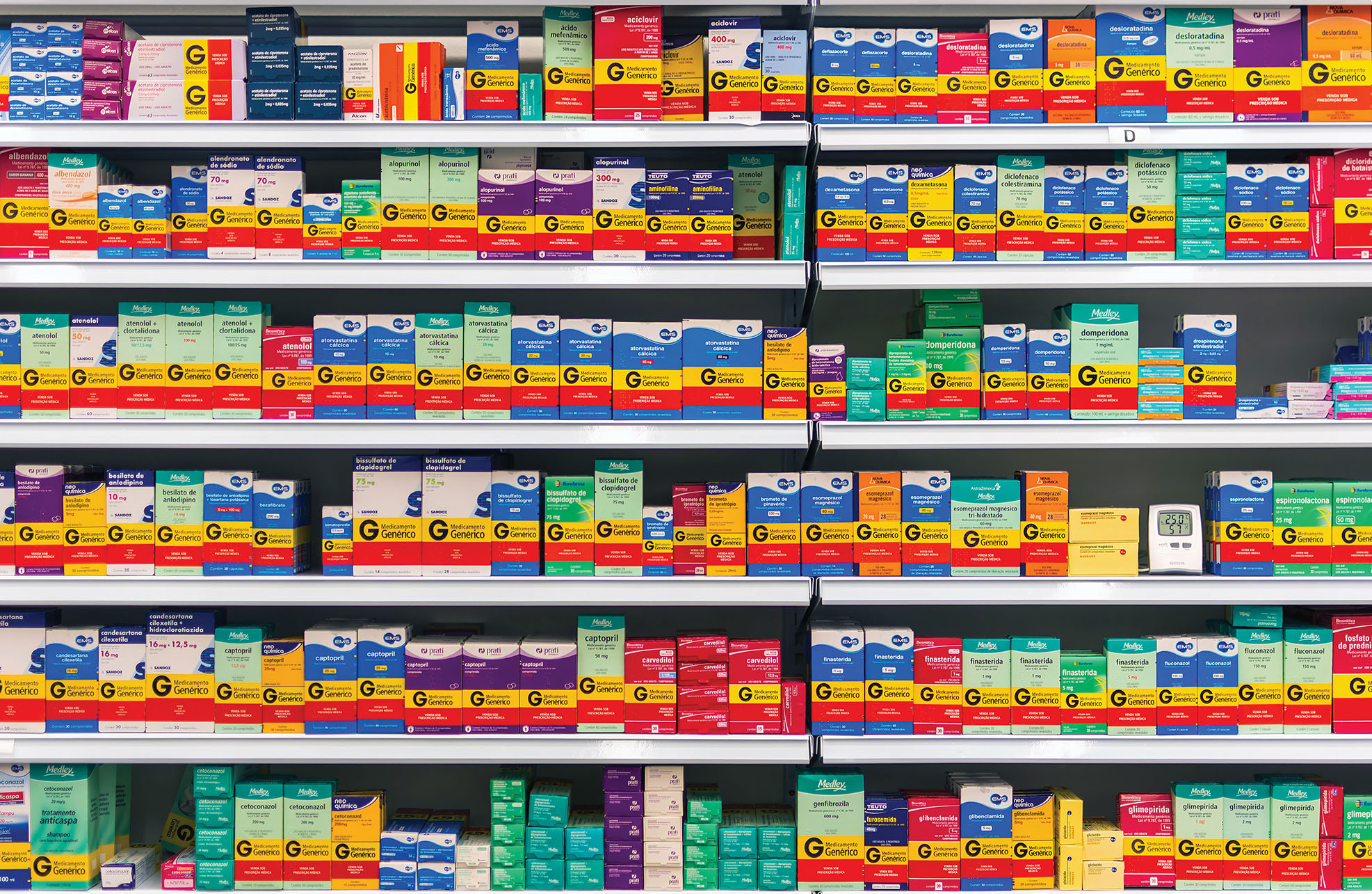 Generic drugs on display in a pharmacy in Brazil. (Photo by Wilfredor.)