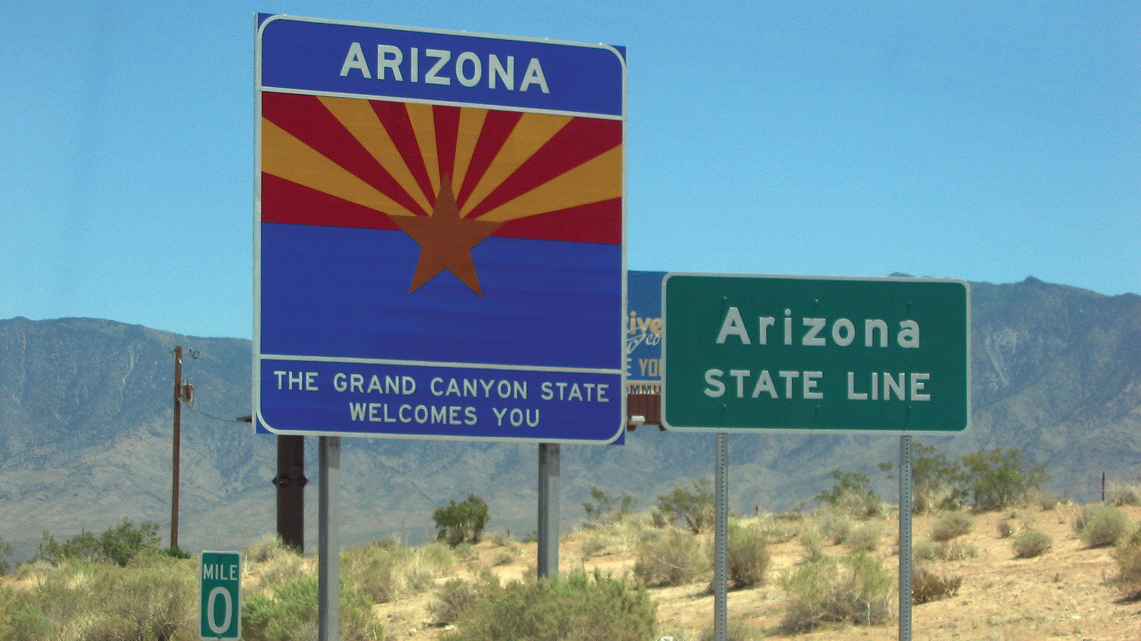 Signs welcoming visitors on entering Arizona. (Photo by Melanie Velez.)