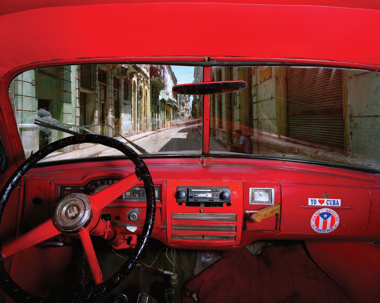 Sol and Cuba, Old Havana, looking north from Alberto Rojas’s 1951 Plymouth, Havana, May 23, 1998. (Photo by Alex Harris.)
