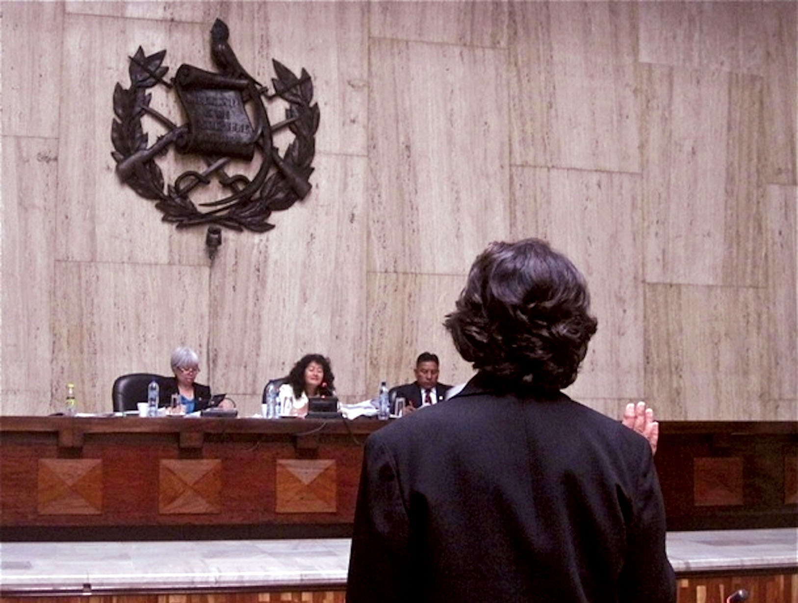 Beatriz Manz being sworn in a Guatemalan courtroom before her testimony. (Photo by Mary Jo McConahay.)