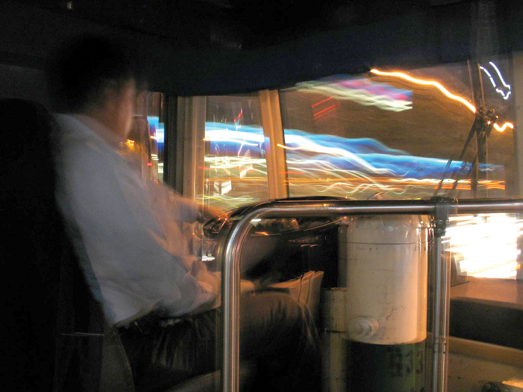 A blurred image of the view boarding a bus in Mexico City. (Photo by Alejandro Mejía Greene.)