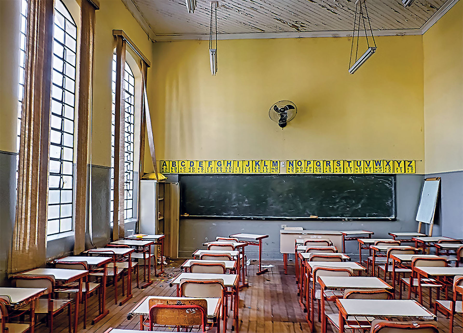 Desks and a blackboard in a somewhat dilapidated Brazilian classroom. (Photo by Carlos Ramalhete.)