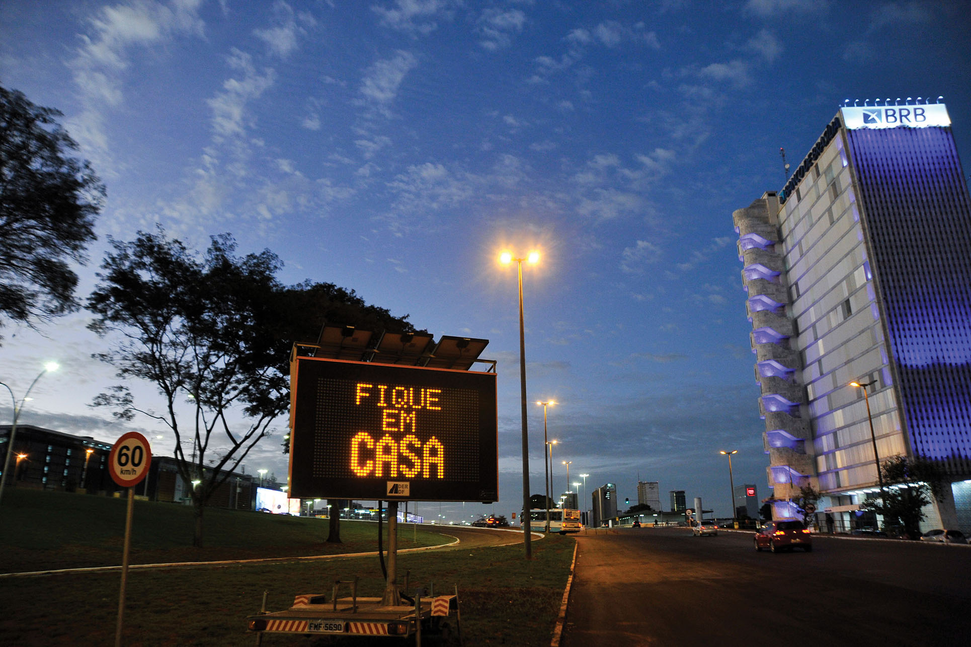 A roadside sign in Brasilia advises residents to “stay home” in May 2020. (Photo by Leonardo Sá/Agência Senado.)