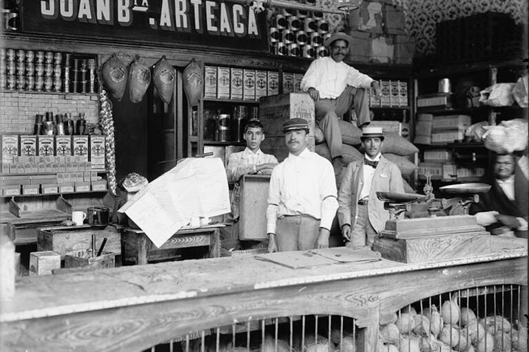 Black and white photo of a market in Caracas, Venezuela, in 1905