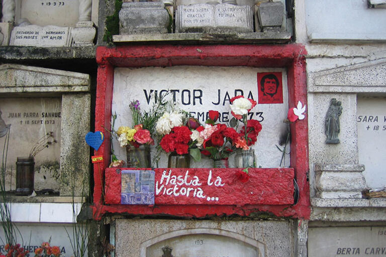 The tomb of Victor Jara, reads “Hasta la Victoria ..."