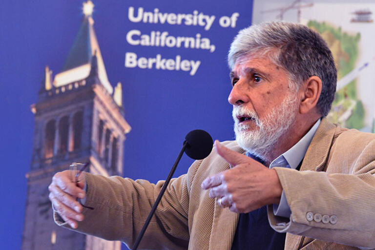 Picture of Celso Amorim speaking at CLAS