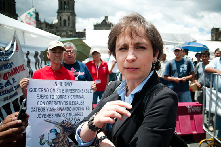 Picture of Carmen Aristegui at a protest 