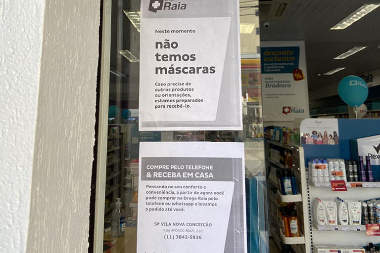 A sign in a Brazilian pharmacy: “We don’t have masks.”