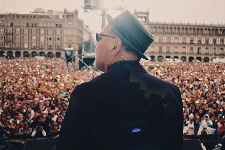 Picture of Rubén Blades in front of the audience