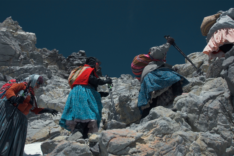 Bolivian Indigenous women climbing the side of a mountain. From Cholitas. (Image courtesy of Arena Comunicación.)