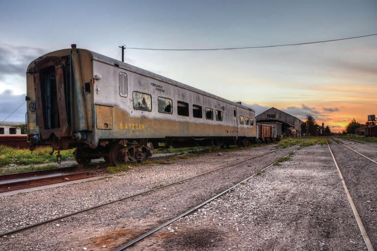 An abandoned railcar sits rusting in a siding and symbolizes the failure of Argentina’s rail privatization under neoliberal policies in the 1980s. (Photo by Emilio Küffer.)