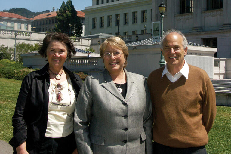 Michelle Bachelet with Beatriz Manz and Harley Shaiken on the Berkeley campus, with the Campanile and Doe Library in the background, 2010. (Photo by Dionicia Ramos.)