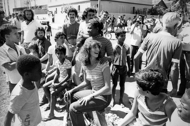 Janice Perlman sits among a crowd of residents at the Conjunto de Quitungo Housing Project, 1973. (Photo courtesy of Janice Perlman.)