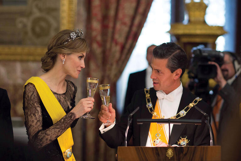 President Enrique Peña Nieto toasts the queen of Spain at a state dinner in 2014.  (Photo courtesy of Presidencia de la República Mexicana.)