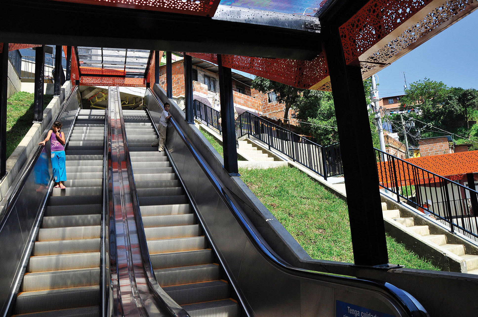 One of the escalators built to serve poor hillside communities in Medellín. (Photo by Mariana Gil/EMBARQBrasil.)