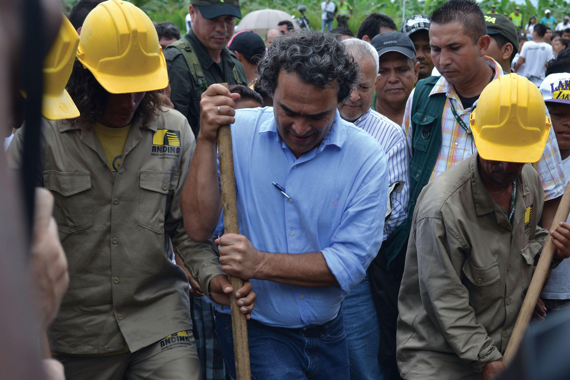 Sergio Fajardo (center, with other workers) uses a shovel to help break ground for a new university building in Antioquia. (Photo courtesy of Gobernador de Antioquia.)
