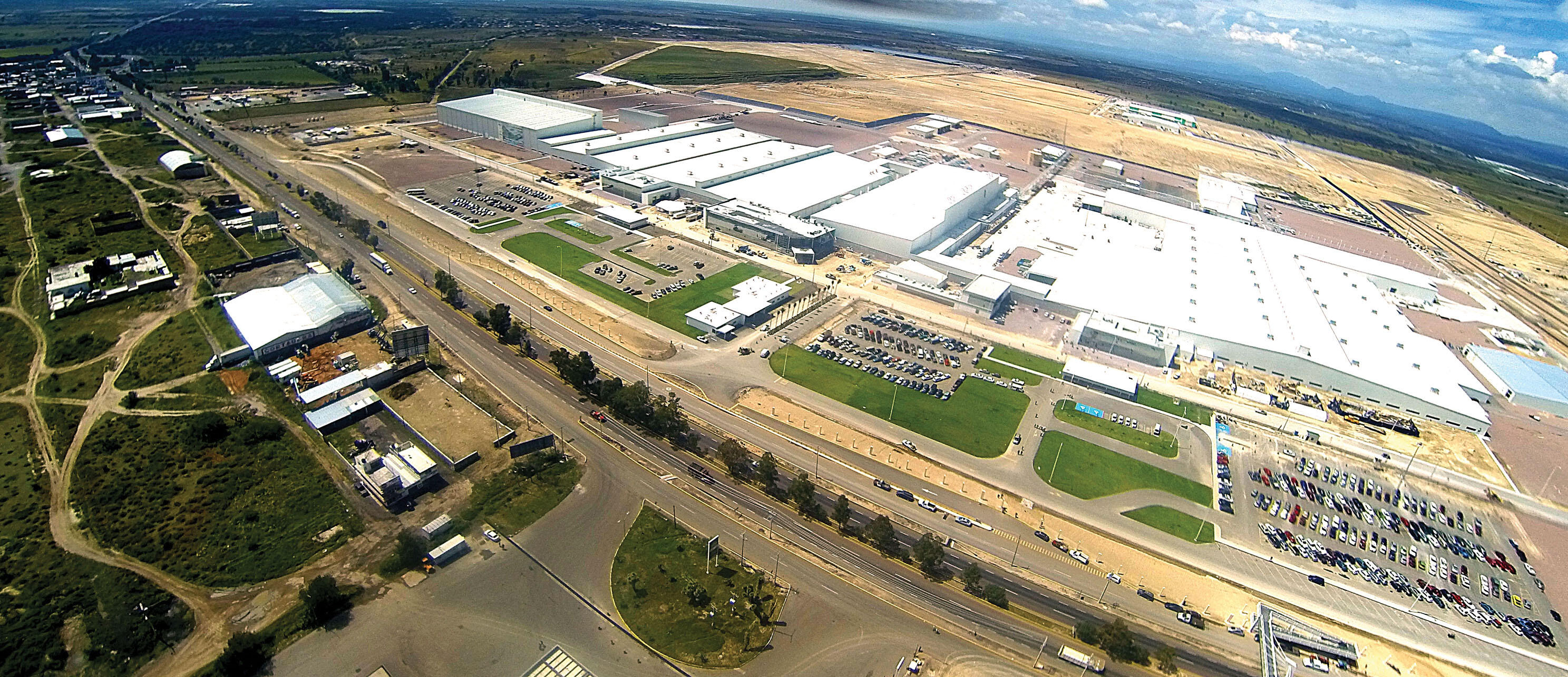 An aerial photograph of a sprawling Nissan facility in Aguascalientes, which will be joined by a Daimler-Benz plant in the open space behind it. (Photo courtesy of and © Nissan Motor Corporation.)