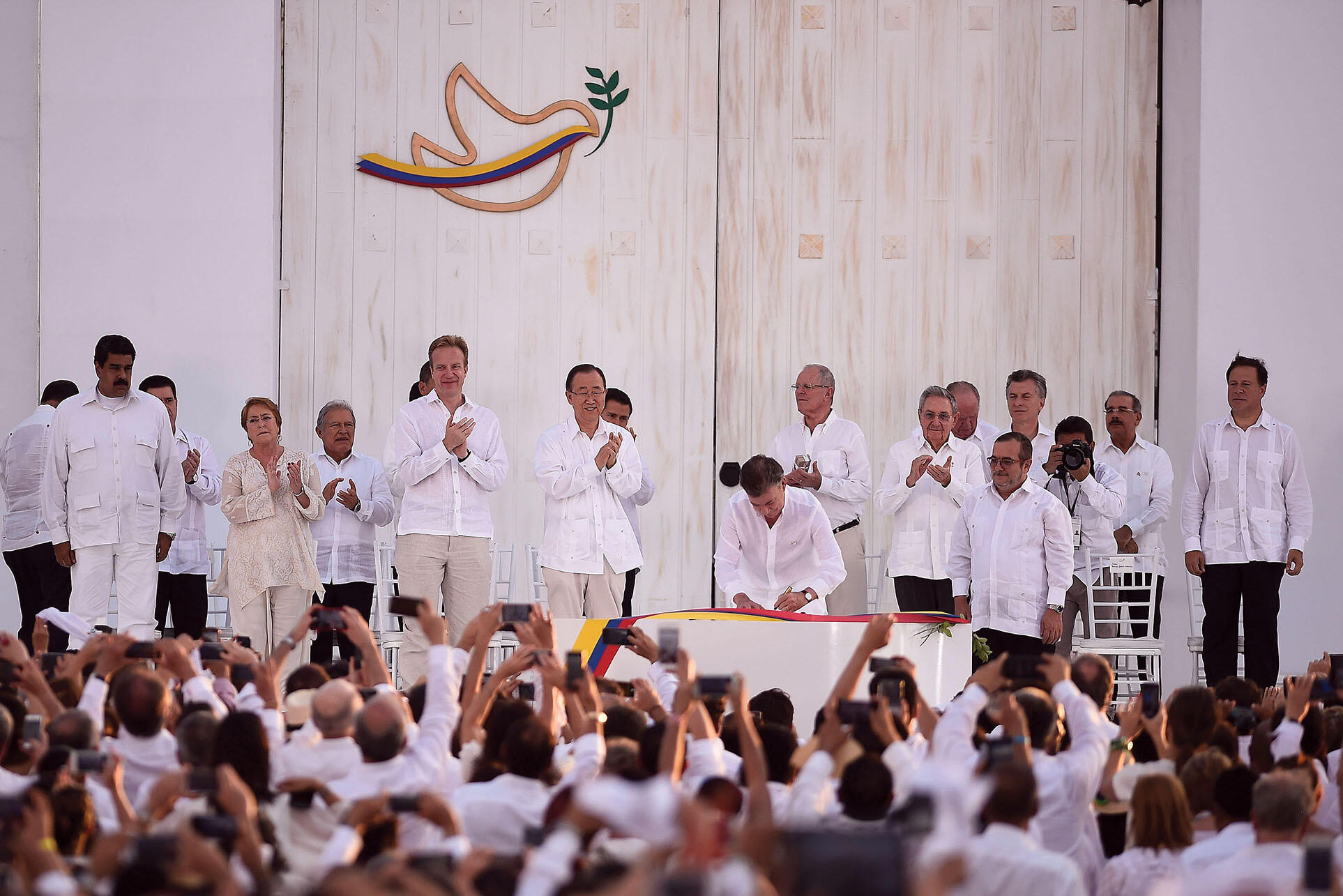 Latin American presidents on a stage to celebrate the 2016 signing of the initial peace accord in Colombia. (Photo by Ximena Navarro/presidencia.cl.)