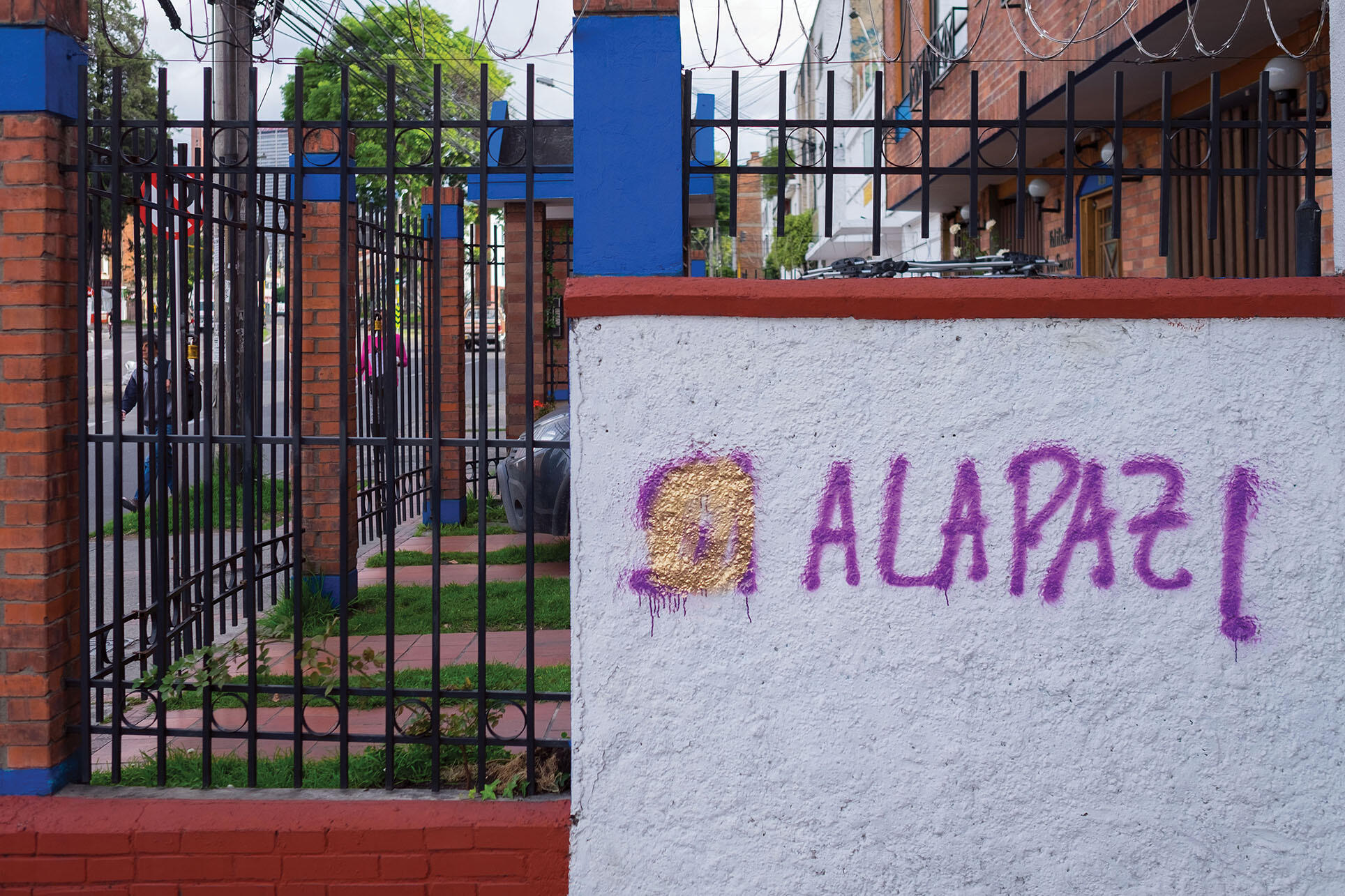 Graffiti in Colombia after the failure of the plebiscite reads "Si a la paz" with the "si" marred by different paint. (Photo by Galo Naranjo.)