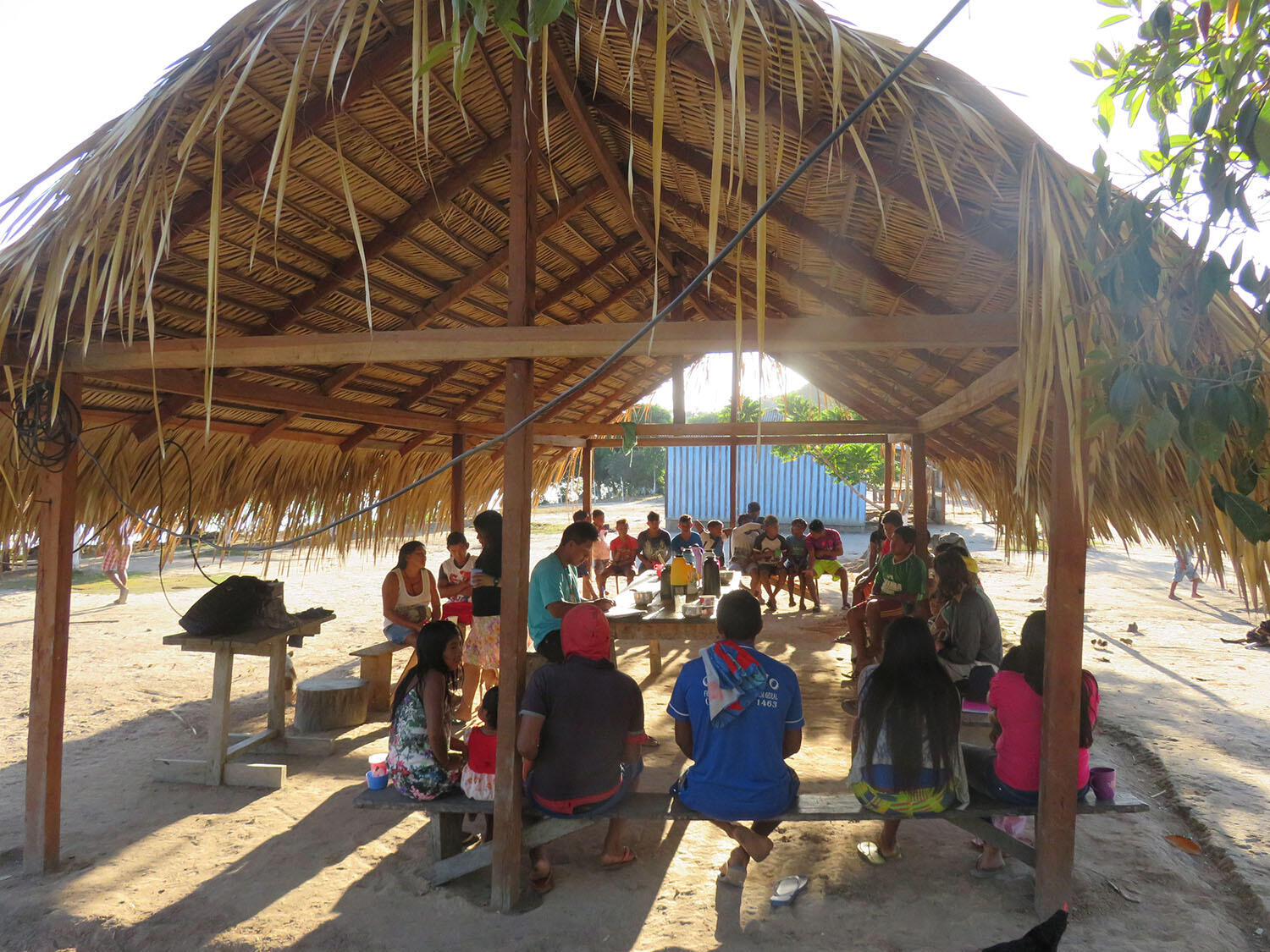 Village members in Nova Trairão gather for a meal. (Photo courtesy of Rosamaria Loures.)