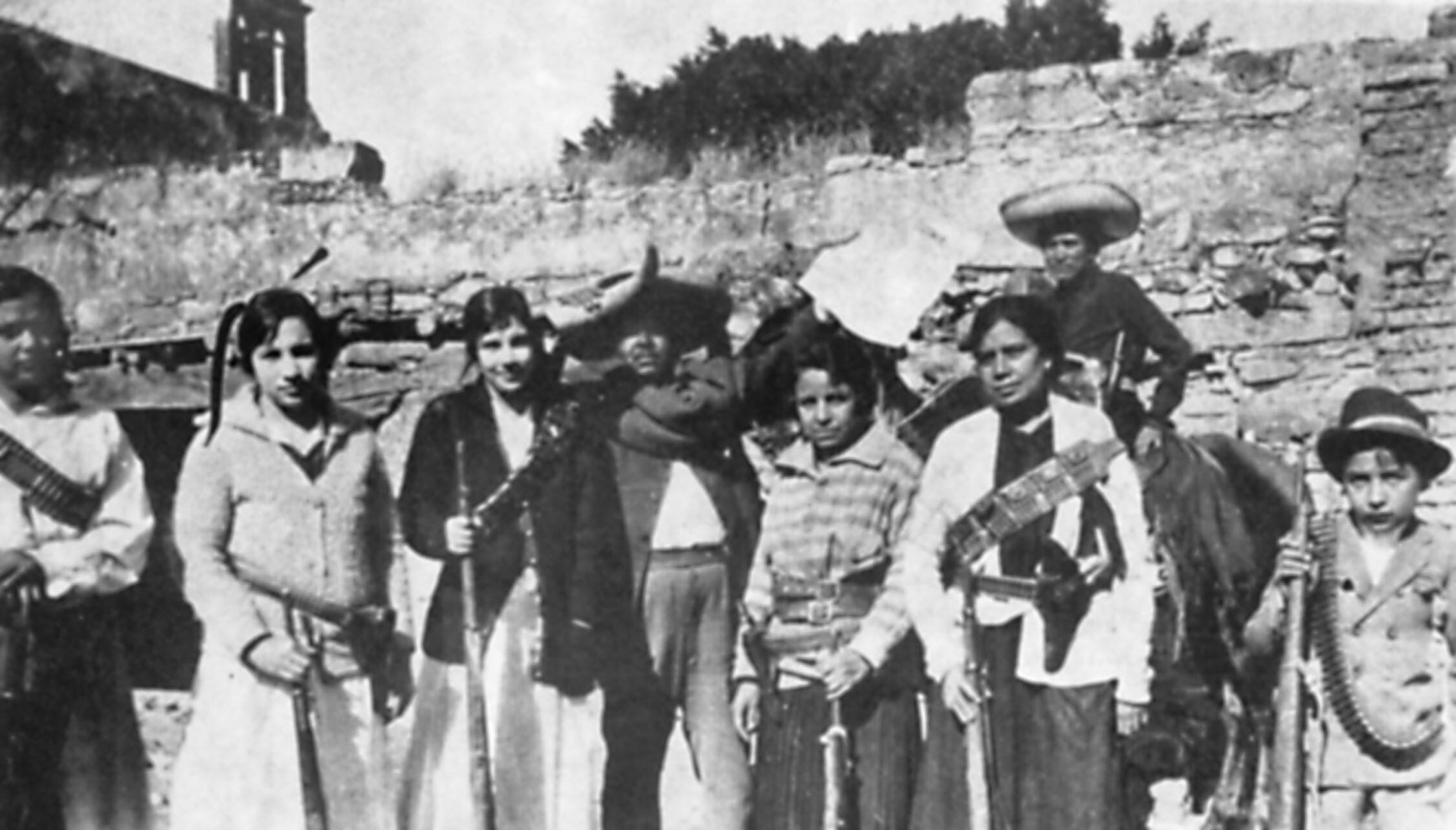 Female soldiers lined up with rifles and bandoliers during the Cristero War. (Photo courtesy of StoriaLibera.)