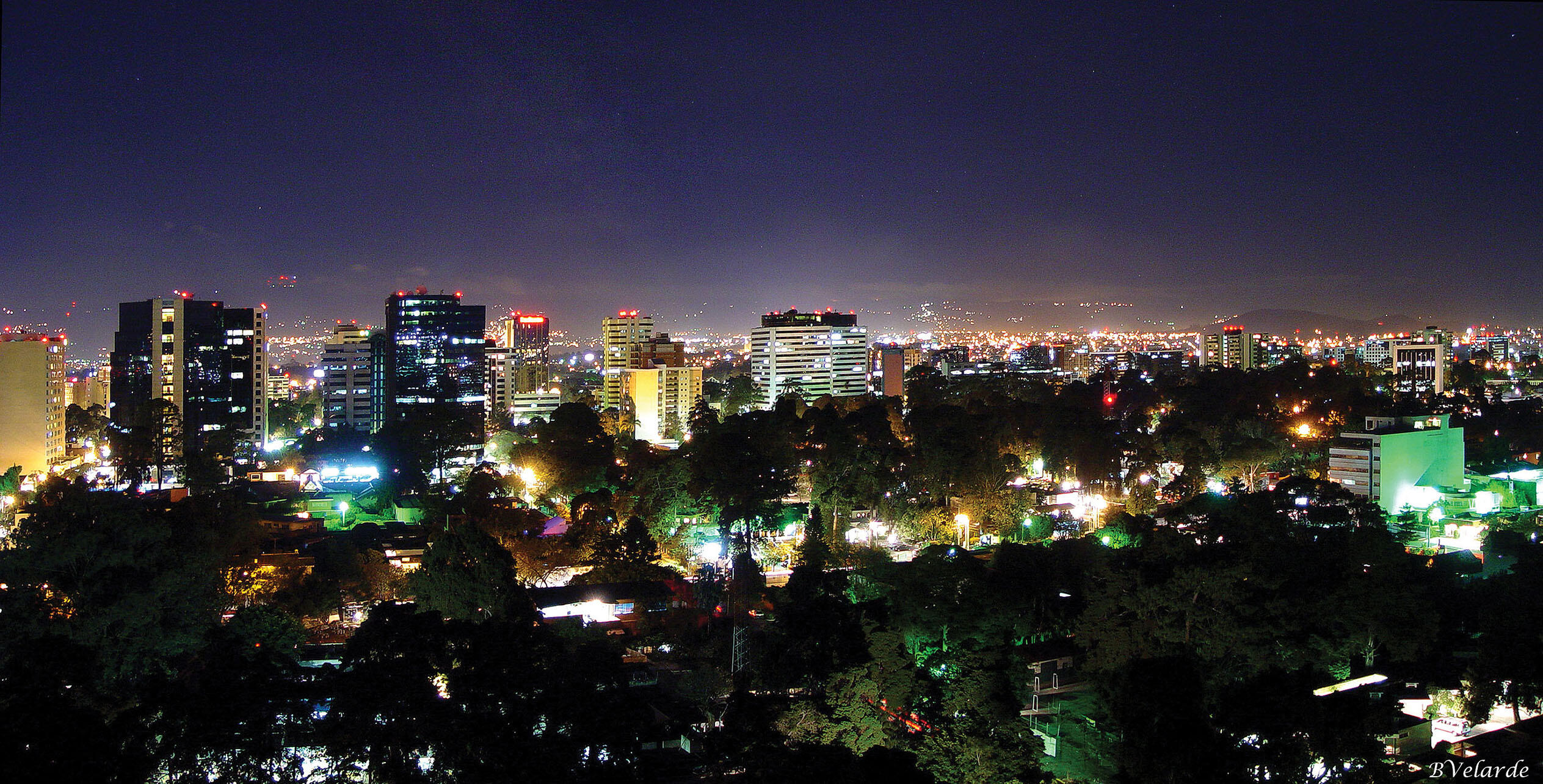 The lights and shadows of Guatemala City at night. (Photo by Bernai Velarde.)