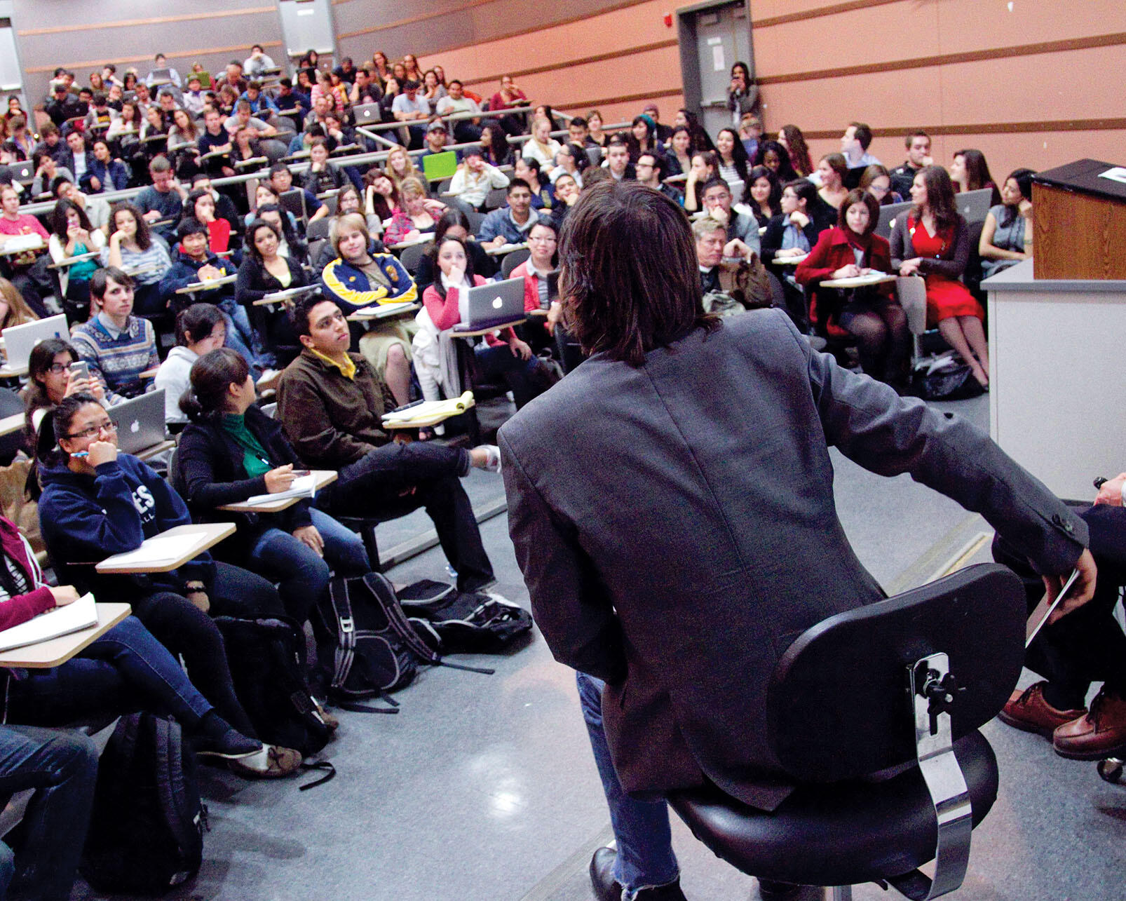 Diego Luna addresses a large classroom full of students in “The Southern Border” course taught by Professors Beatriz Manz and Harley Shaiken. (Photo by Jim Block.)