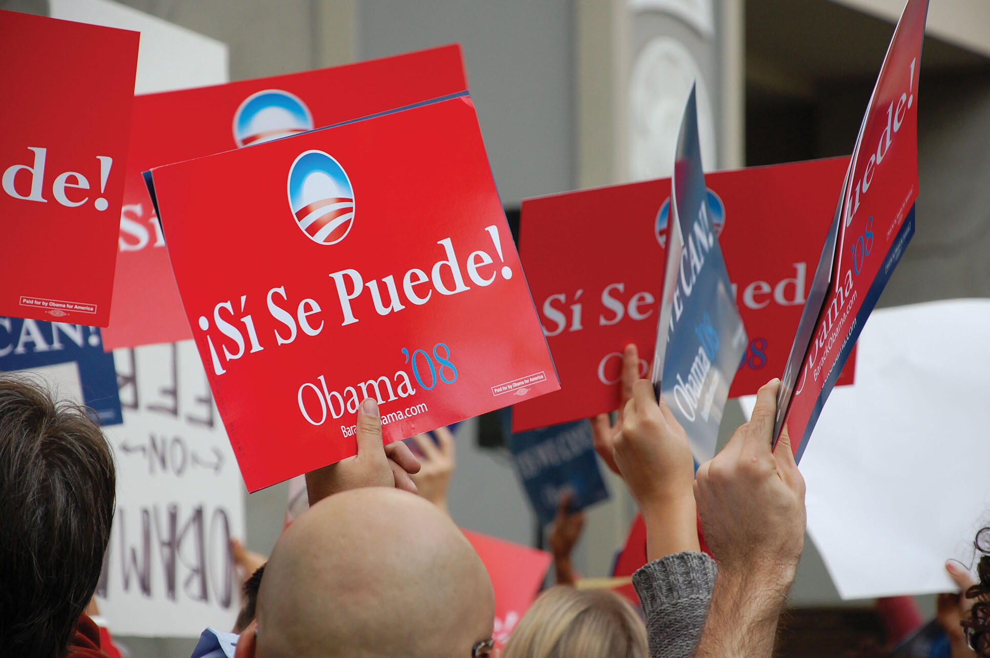 These Spanish-language signs demonstrate that Hispanics became a sought-after demographic in the 2008 presidential campaign. (Photo courtesy of Barack Obama.)