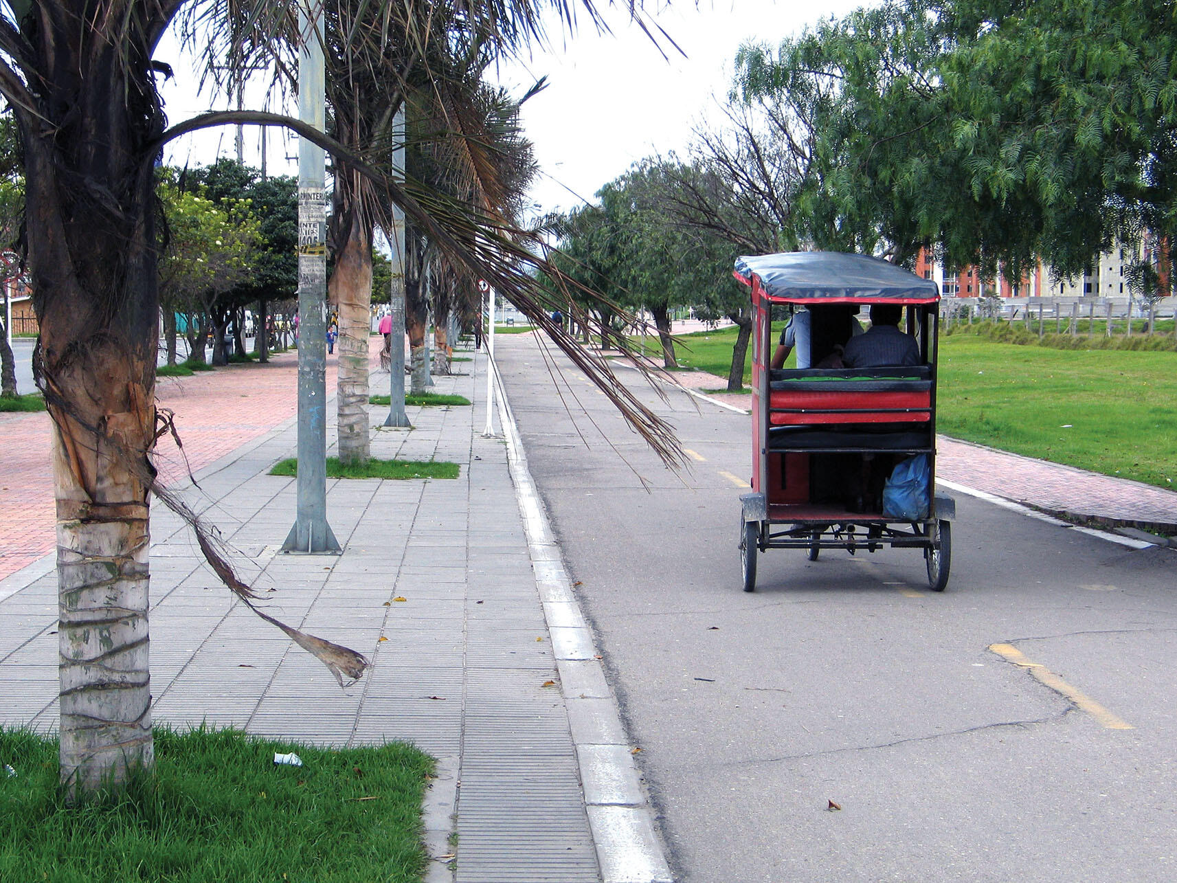 A bicycle jitney carries passengers along the bicycle path along the Alamdea del Porvenir. (Photo by René Davids.)
