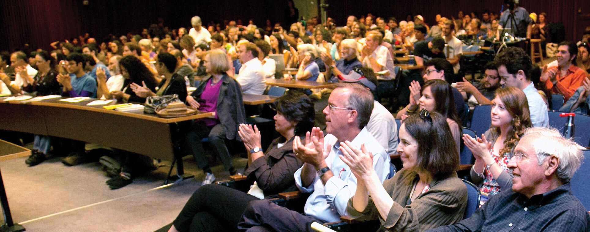 An enthusiastic ovation from the audience in response to Ricardo Lagos and Robert Reich on inequality. (Photo by Jim Block.)