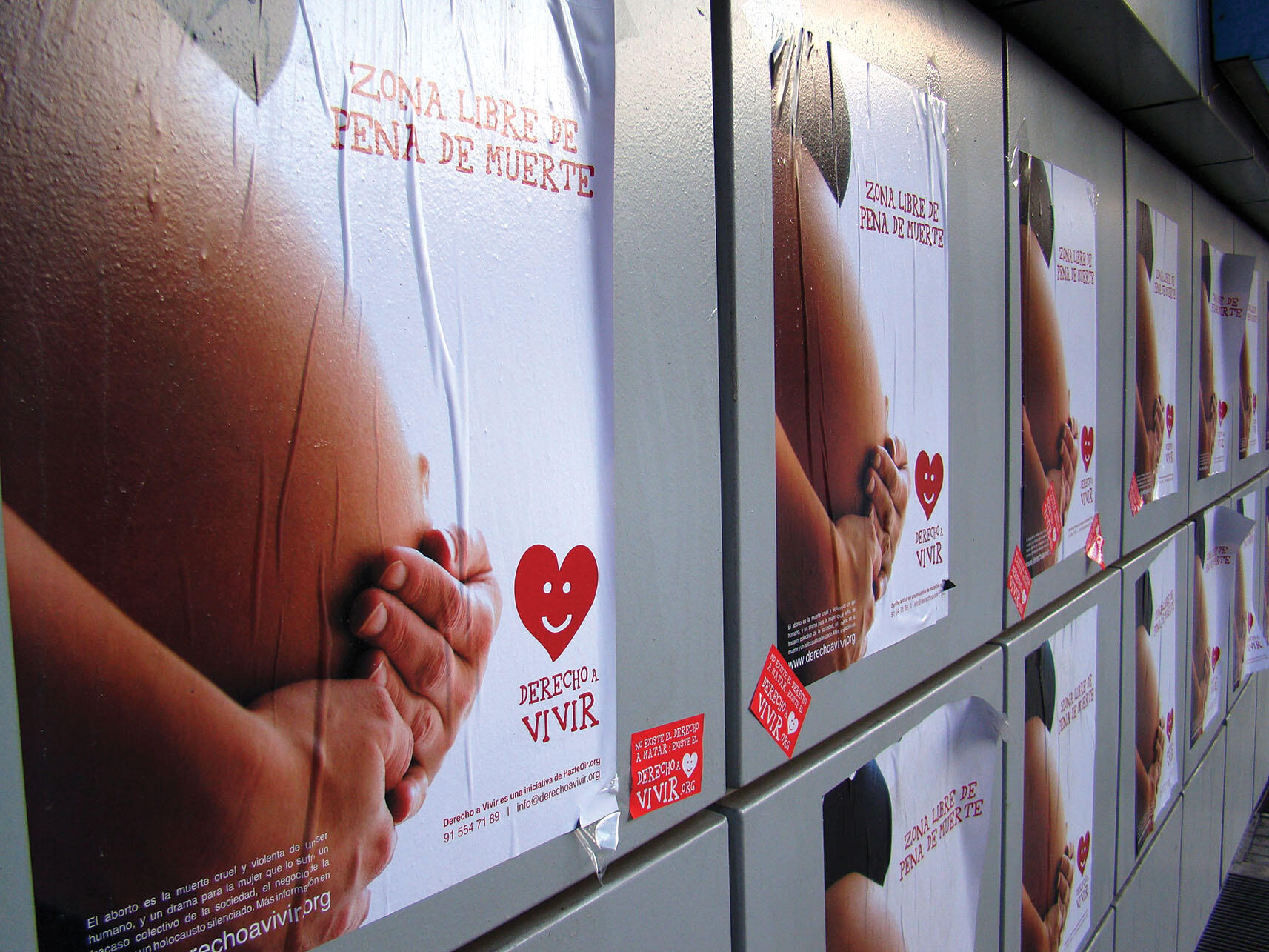 An anti-abortion poster in the Santiago subway reads “Death penalty-free zone.” (Photo courtesy of HazteOir.org.)