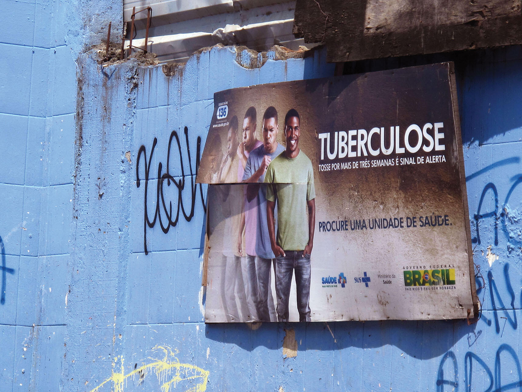 A billboard in the Rocinha favela of Rio de Janeiro warns that coughing for more than three weeks could be a symptom of tuberculosis. (Photo by Adam Greenfield.)