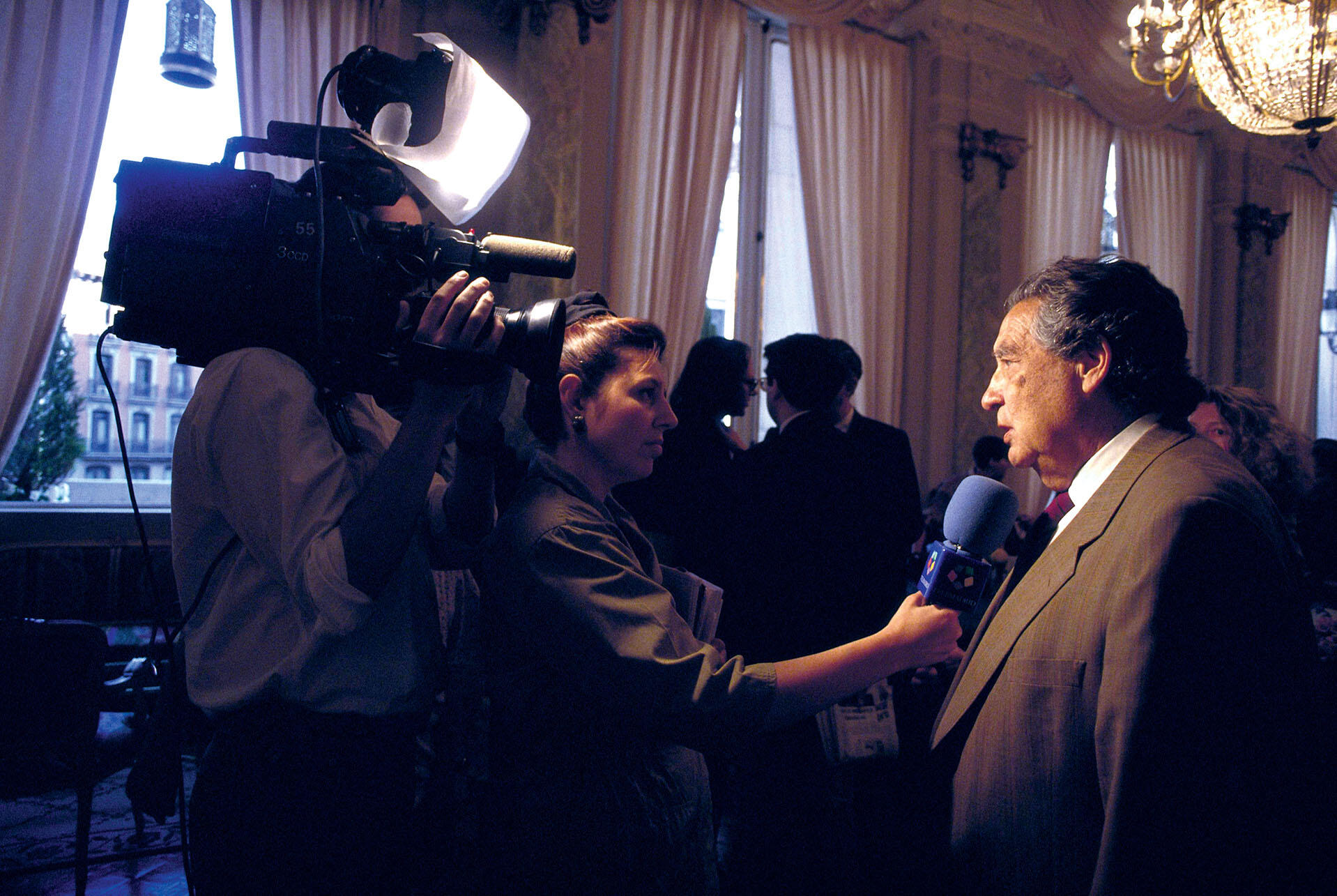 Octavio Paz gives a television interview in a crowded room. (Photo by Pepe Franco/Cover/Getty Images.)