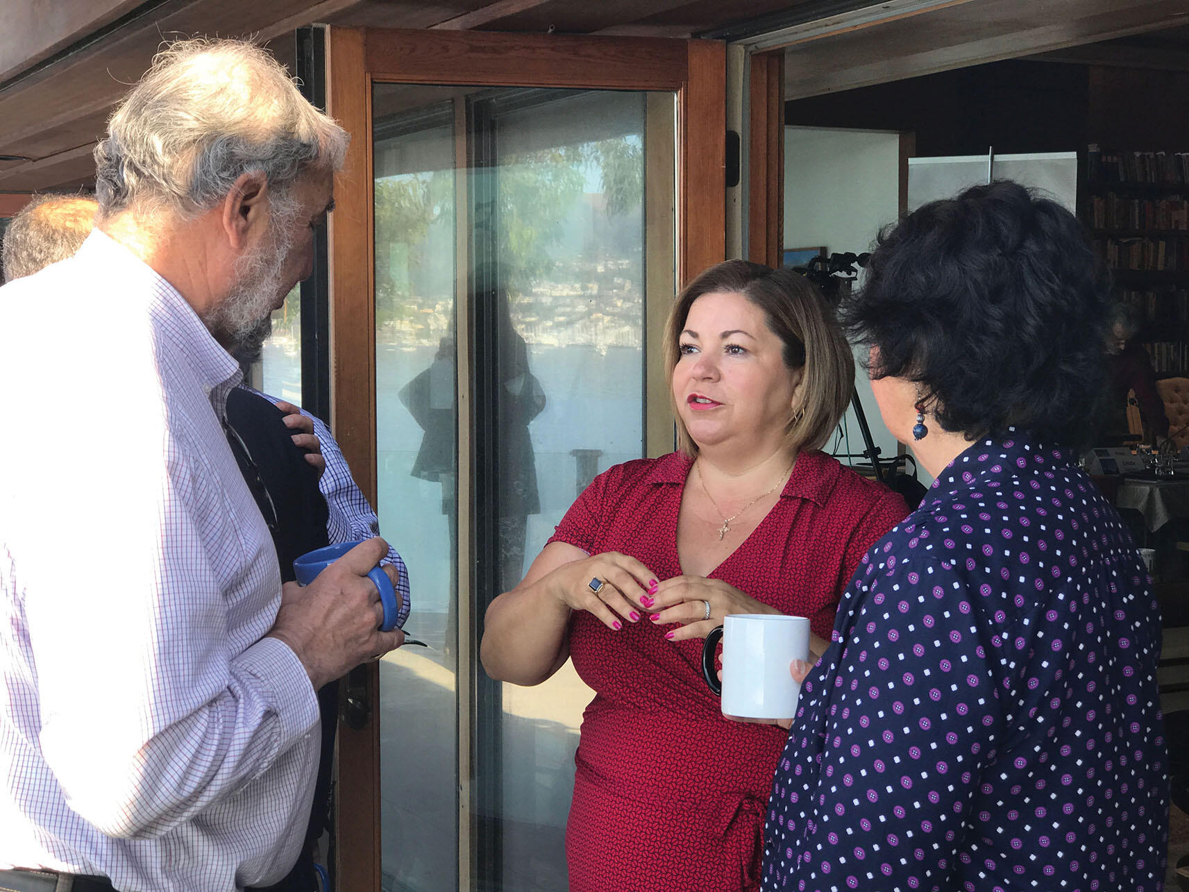 Linda Sánchez speaks with Steve Silberstein and Beatriz Manz at the Forum. (Photo by Perla Nation.)
