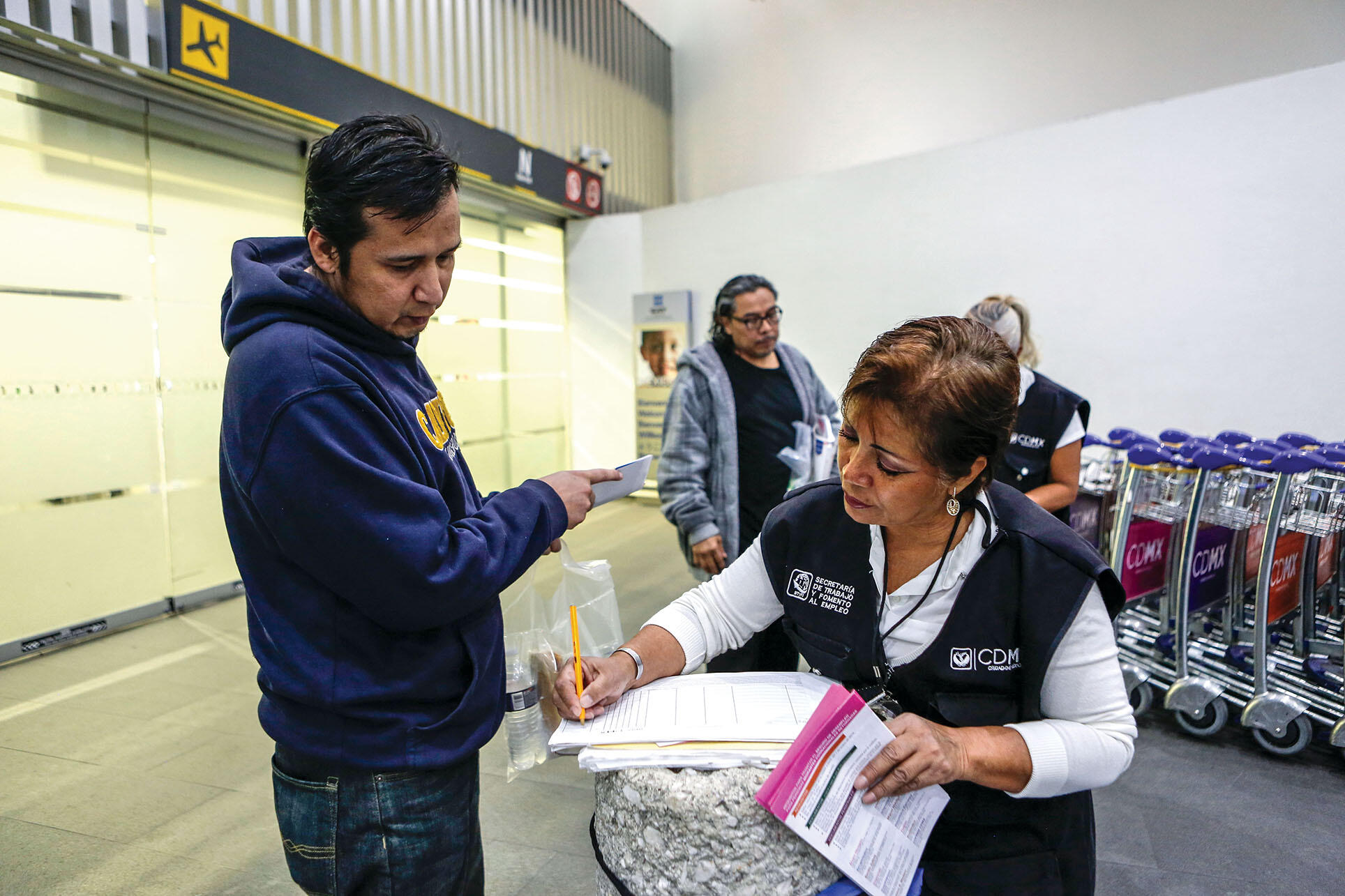 An employee of Mexico City’s Department of Labor takes information to help a recently returned deportee find a job. (Photo by Ginette Riquelme.) An employee of Mexico City’s Department of Labor takes information to help a recently returned deportee find a job. (Photo by Ginette Riquelme.)