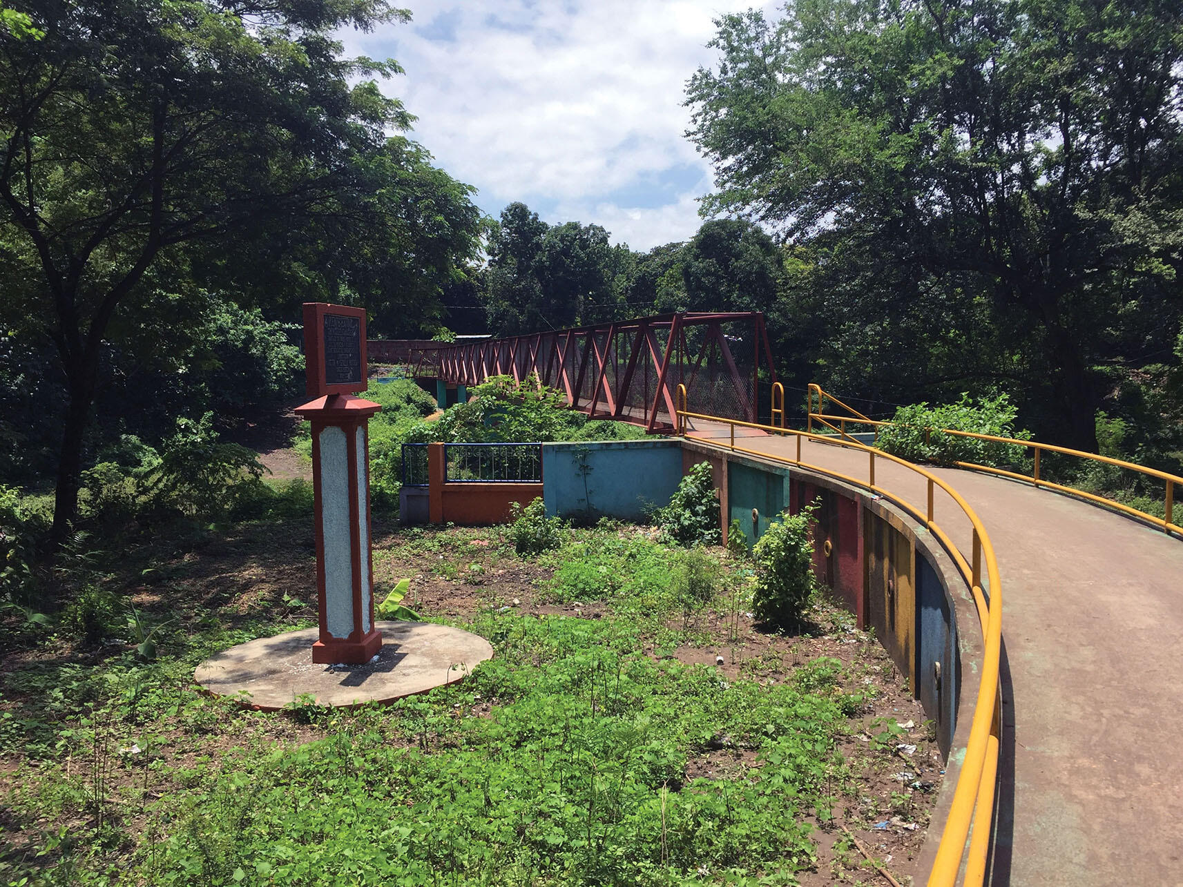 Photo of the narrow bridge to Guanacastal Sur, the “Island of Widows.” (Photo by Carlos Martinez.)