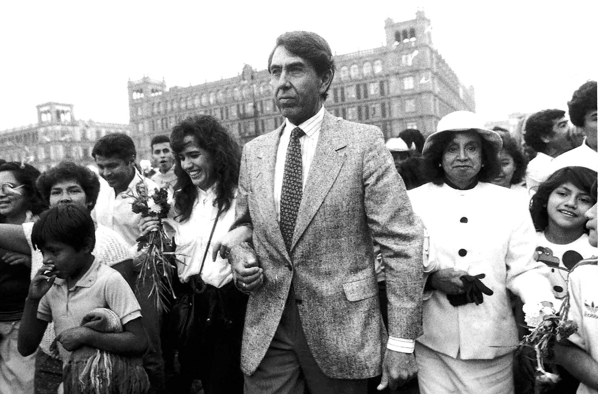 Cuauhtémoc Cárdenas campaigning during his 1988 presidential bid in Mexico. (Photo from WikiMexico.)