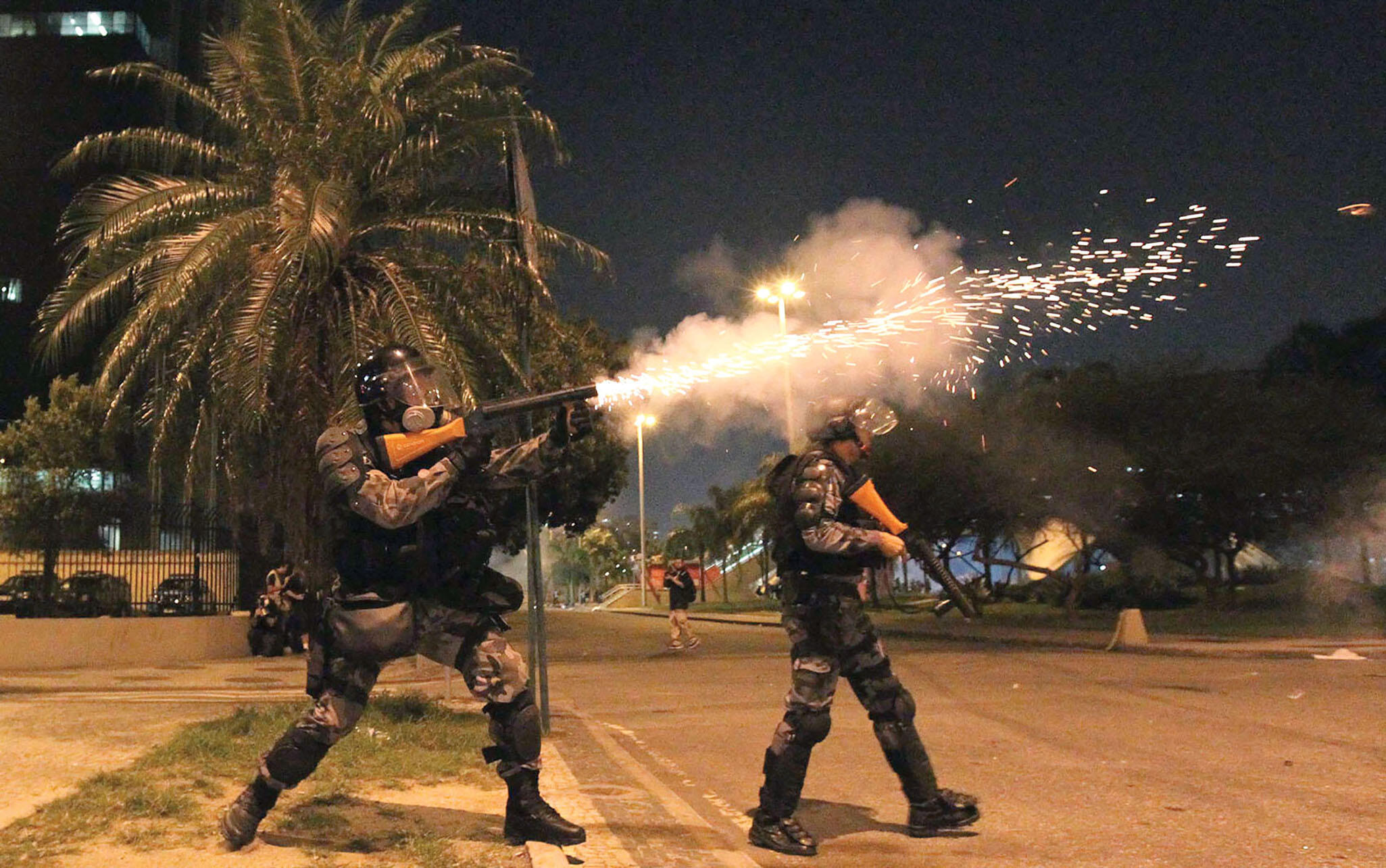 Police fire tear gas grenades during 2013 protests in Brasilia. (Photo by Semilla Luz.)