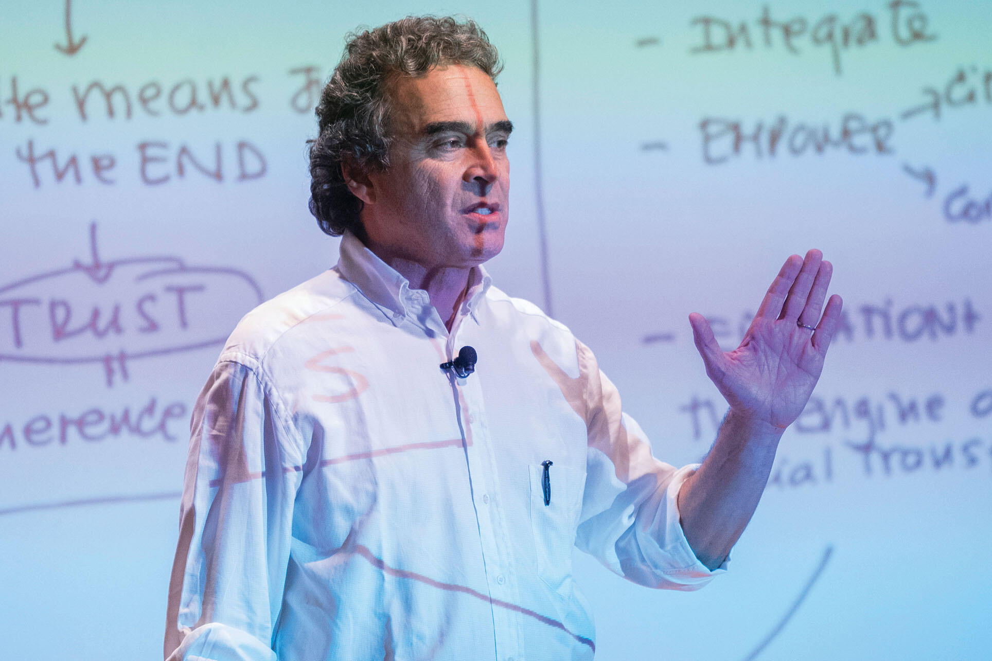 Sergio Fajardo speaks on campus during a visit to Berkeley, October 2018. (Photo by Jim Block.)