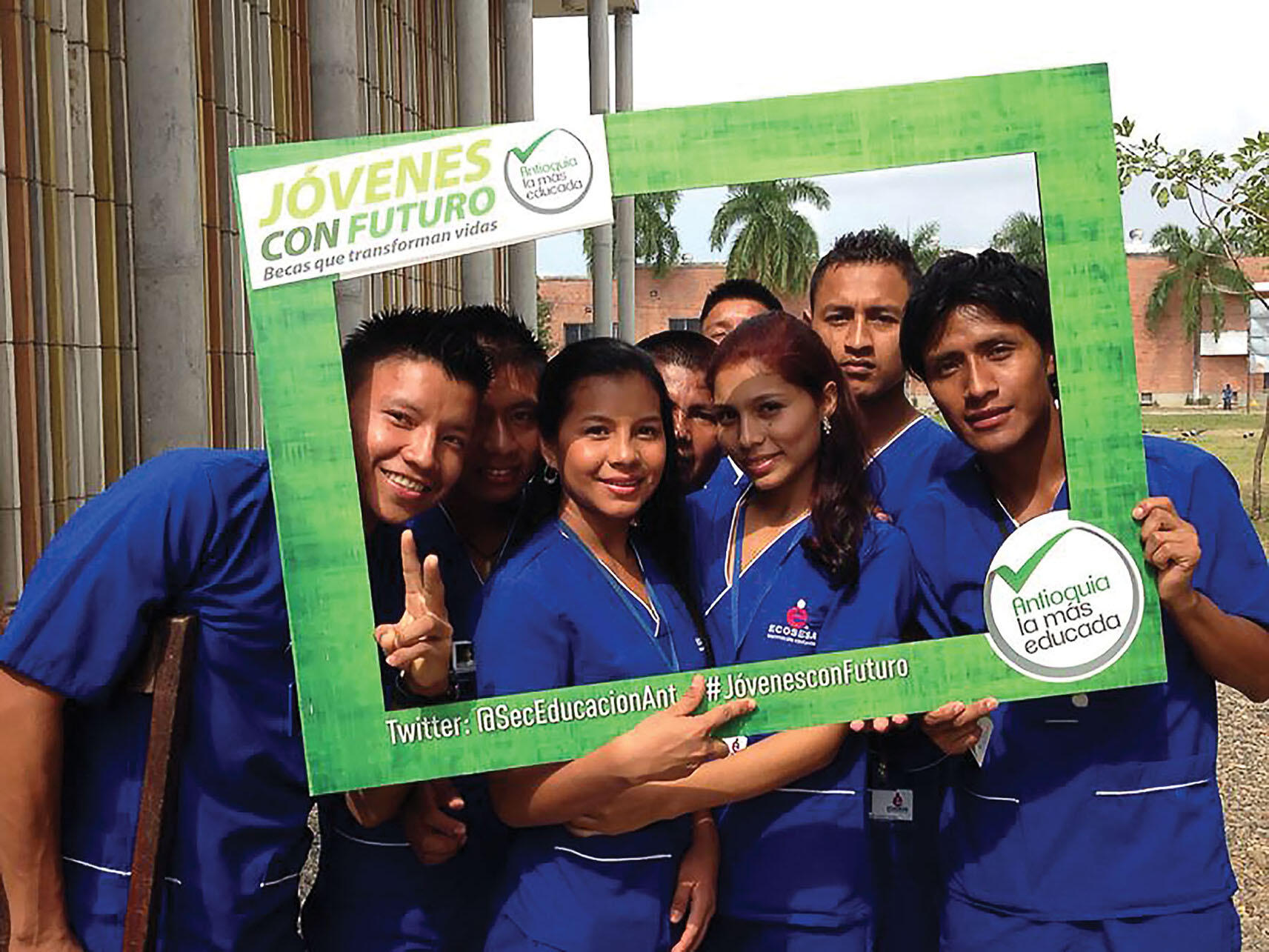 A group of students participates in the “Youth With a Future” program. (Photo courtesy of the Secretaría de Educación de Antioquia.)