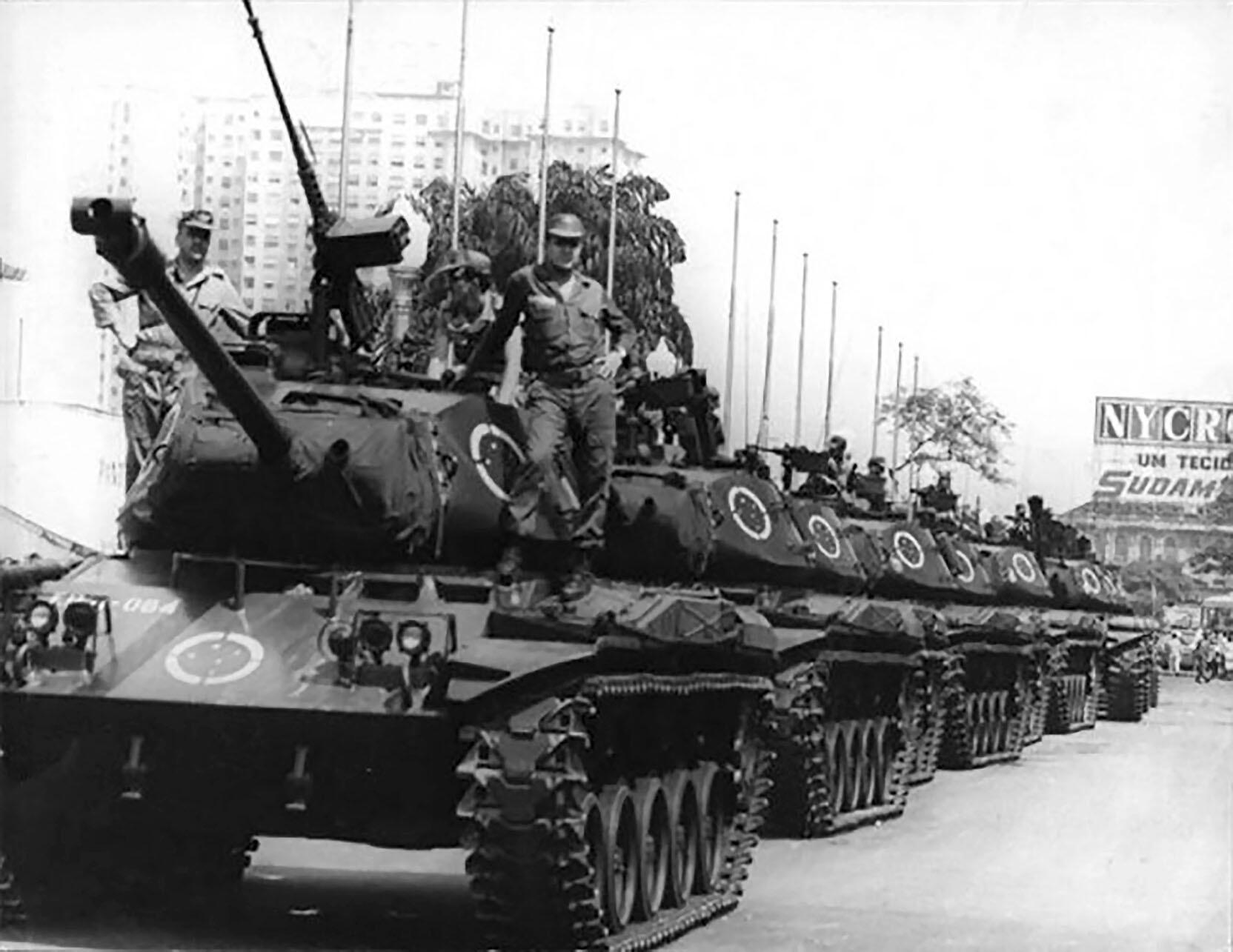 Tanks occupy Avenida Presidente Vargas in Rio de Janeiro in 1968. (Photo courtesy of Correio da Manhã.)