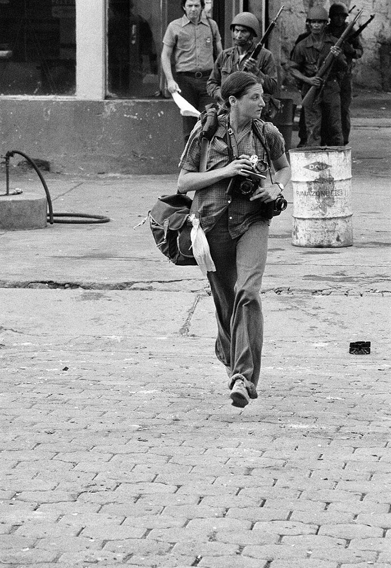 Susan Meiselas on the streets of Léon, Nicaragua, June 1979. (Photo by Alain Dejean/Sygma via Getty Images.)