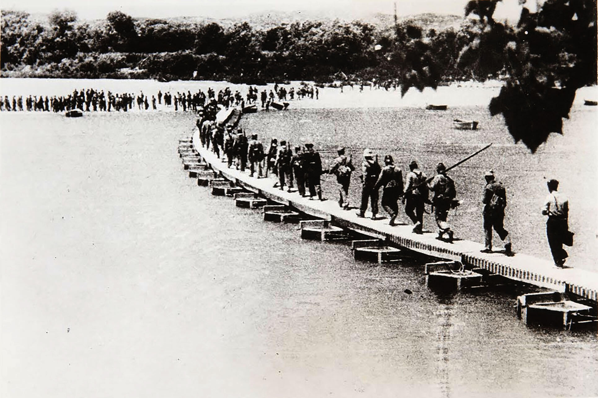Spanish Republican forces crossing the Río Ebro in 1938. (Photo courtesy of Museo Nacional Centro de Arte Reina Sofía/Wikimedia Commons.)