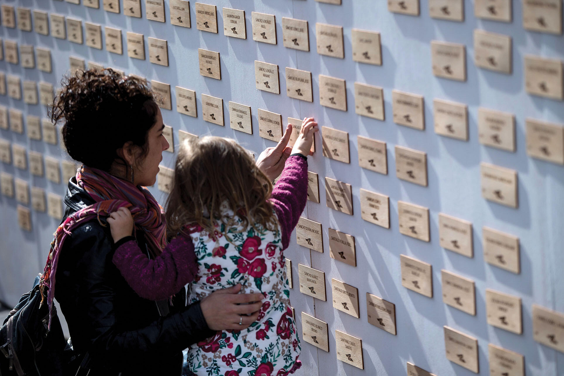 On the 80th anniversary of the arrival of the Winnipeg in Valparaíso, descendants of the Spanish refugees placed plaques in their memory. (Photo by Alberto Valdés/EFE.)