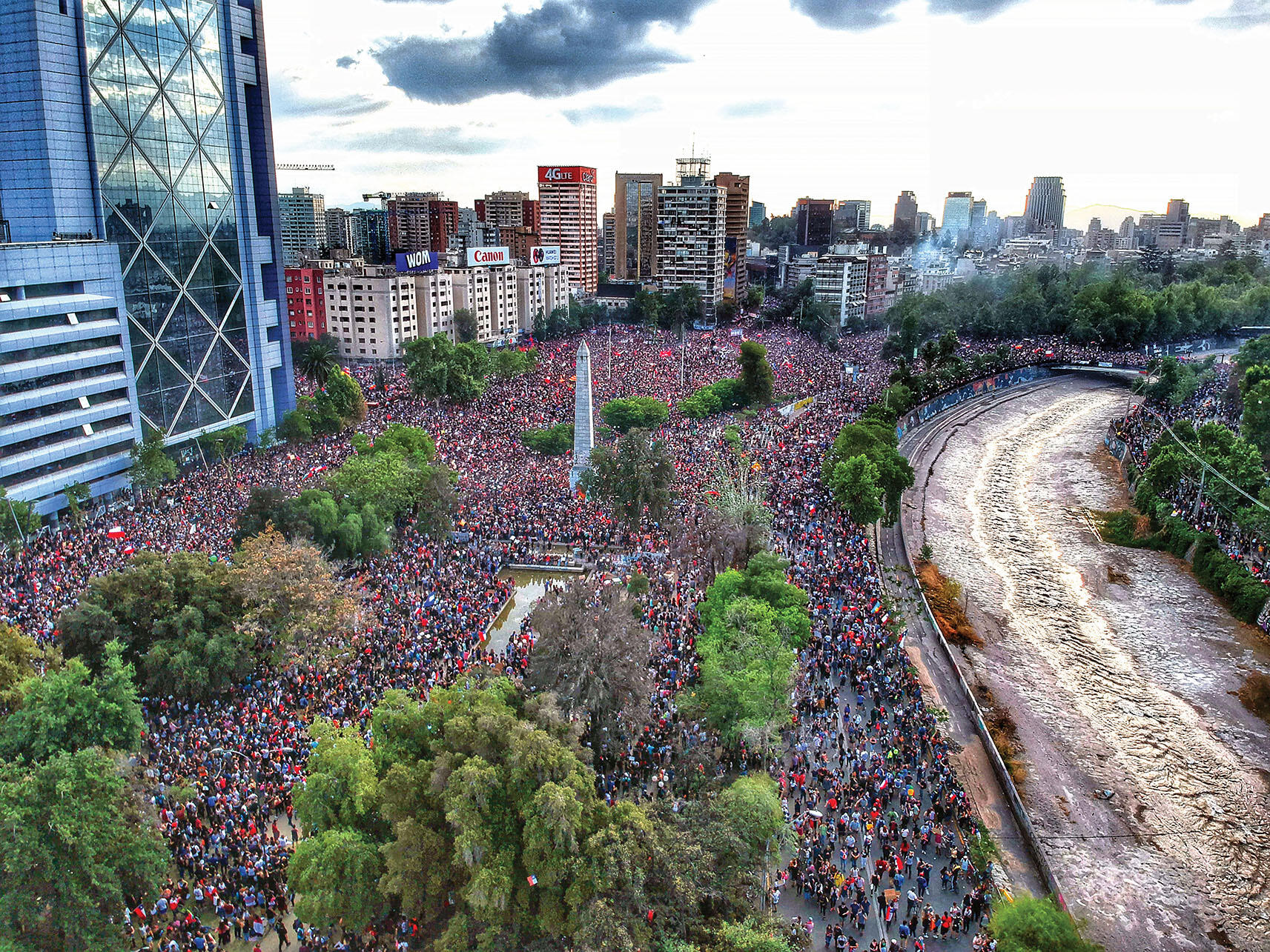 A huge protest in Santiago’s Plaza Baquedano, October 2019. (Photo by Hugo Morales.)
