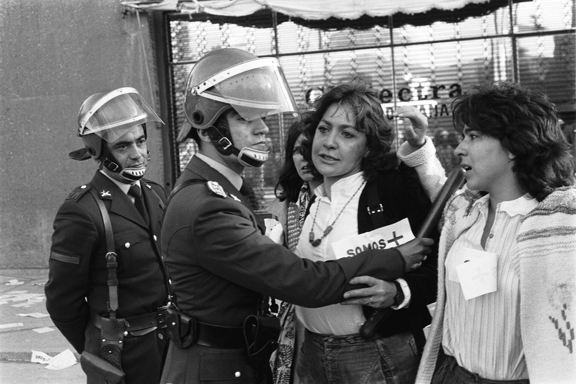 Mónica González Mujica (center) at a women’s march in Chile, 1986. (Photo by Juan Carlos Cáceres.)