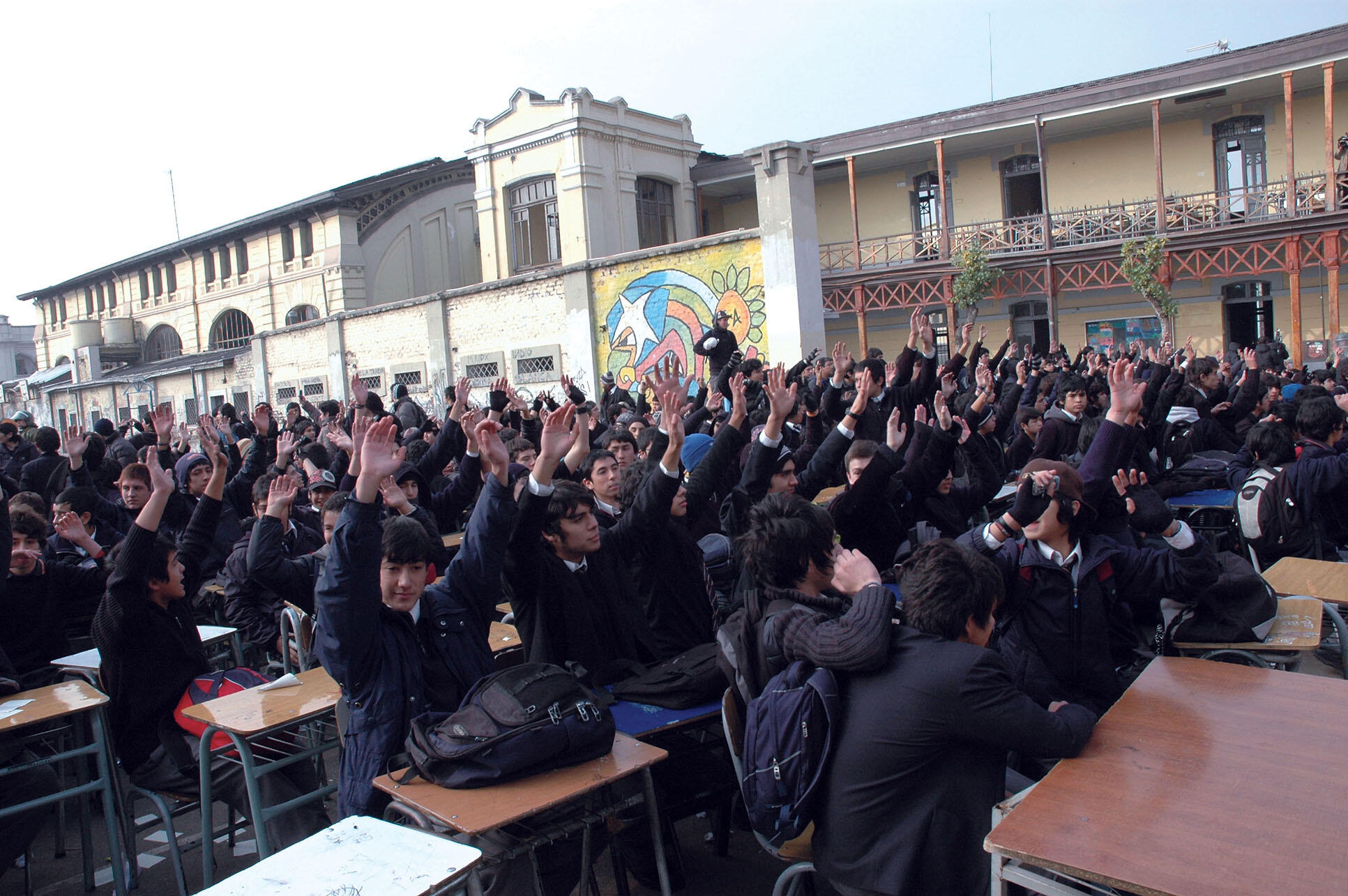 Chilean students protest by dragging their desks into the school courtyard during the 2006 “Penguin Revolution.” (Photo by antitezo.)